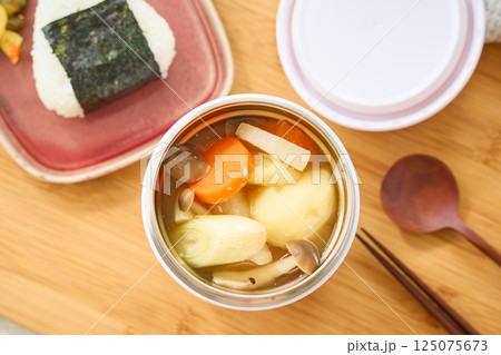 スープジャーで温かい味噌汁とおにぎりランチ スープジャーで温かい味噌汁とおにぎりランチ 125075673