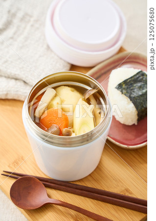 スープジャーで温かい味噌汁とおにぎりランチ 125075680