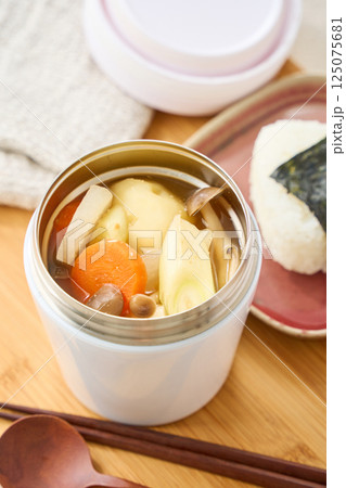 スープジャーで温かい味噌汁とおにぎりランチ スープジャーで温かい味噌汁とおにぎりランチ 125075681