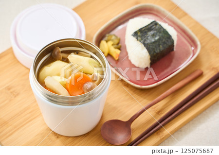 スープジャーで温かい味噌汁とおにぎりランチ 125075687