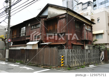 昭和のアパート全景_01 昭和のアパート全景_01 125075711