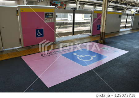 駅ホームの車椅子表示_02 駅ホームの車椅子表示_02 125075719