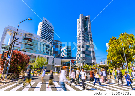 日本の東京都市景観新緑4月。 YOKOHAMA AIR CABIN桜木町駅や横浜ランドマークタワー 125075736