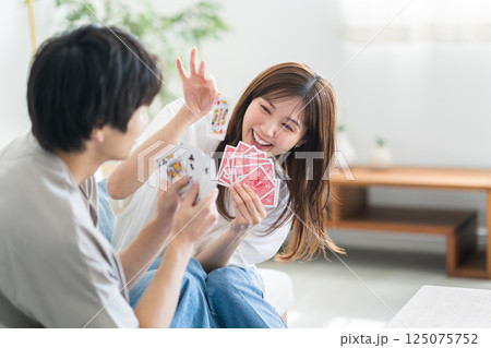 トランプで遊ぶカップル 125075752