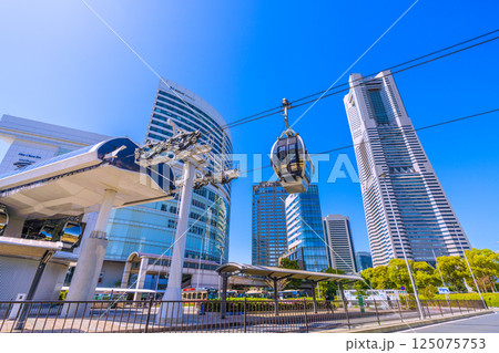 日本の東京都市景観新緑4月。 YOKOHAMA AIR CABIN桜木町駅や横浜ランドマークタワー 125075753
