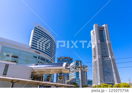 日本の東京都市景観新緑4月。 YOKOHAMA AIR CABIN桜木町駅や横浜ランドマークタワー 125075756