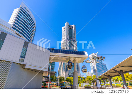 日本の東京都市景観新緑4月。 YOKOHAMA AIR CABIN桜木町駅や横浜ランドマークタワー 125075759