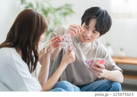 トランプで遊ぶカップル トランプで遊ぶカップル 125075823