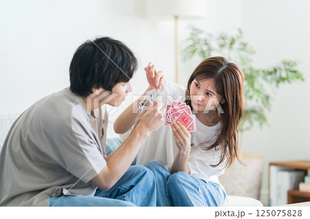 トランプで遊ぶカップル トランプで遊ぶカップル 125075828