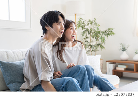 動画やテレビなどを見てくつろぐカップル 125075837