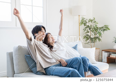 動画やテレビなどを見てくつろぐカップル 125075844