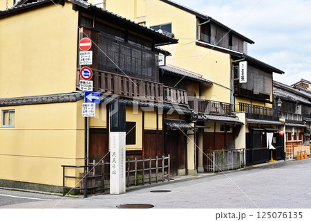 京都花見小路　京都祇園の風景　歴史的環境保存地区　京都観光名所　古い町並み　祇園情緒 125076135