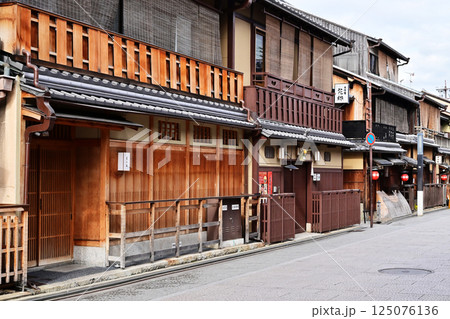 京都花見小路　京都祇園の風景　歴史的環境保存地区　京都観光名所　古い町並み　祇園情緒 125076136