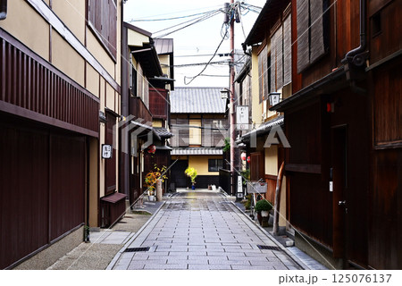京都花見小路　京都祇園の風景　歴史的環境保存地区　京都観光名所　古い町並み　祇園情緒 125076137