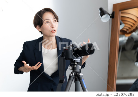 女性 カメラマン 女性 カメラマン 125076298