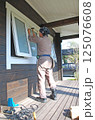 大工仕事：金槌で釘を打つ男性 その2 125076608