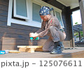 大工仕事：デッキで電動ドリルを使う男性　その2 125076611