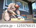 大工仕事：デッキでノコギリを使う男性 その2 125076615