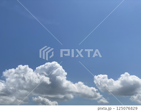 青空と白い雲 125076829