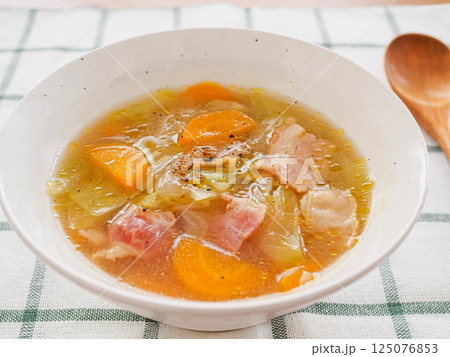 器に入れた野菜のスープ 125076853