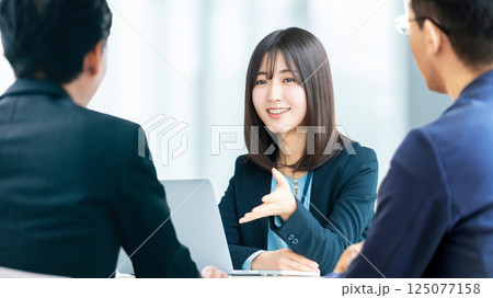 打ち合わせをする男女3人のビジネスマン 125077158