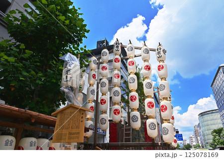 京都祇園祭　京都の夏祭り　日本三大祭り　祇園祭の風景　青空に映える提灯 125078169