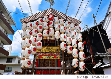京都祇園祭　京都の夏祭り　日本三大祭り　祇園祭の風景　青空に映える提灯 125078176