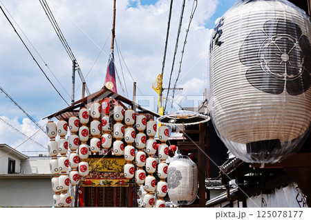 京都祇園祭　京都の夏祭り　日本三大祭り　祇園祭の風景　青空に映える提灯 125078177