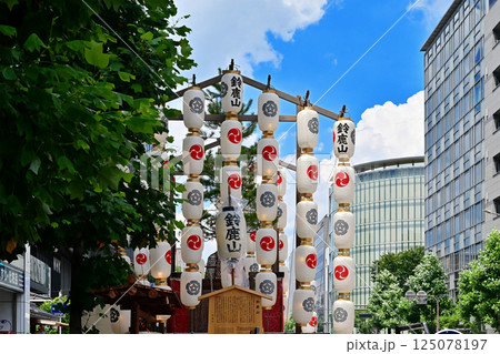 京都祇園祭　京都の夏祭り　日本三大祭り　祇園祭の風景　青空に映える提灯 125078197