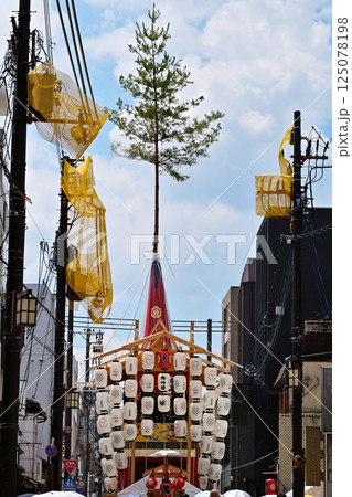 京都祇園祭　京都の夏祭り　日本三大祭り　祇園祭の風景　青空に映える提灯 125078198