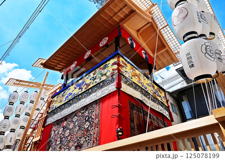 京都祇園祭　京都の夏祭り　日本三大祭り　祇園祭の風景　青空に映える提灯 125078199
