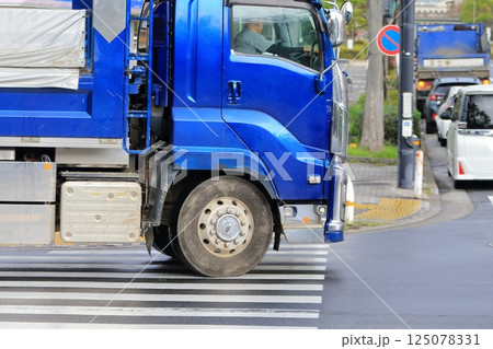 交差点を左折するダンプトラック　イメージ 125078331