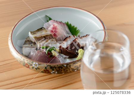 酒の肴、お造り、魚の刺身 125078336