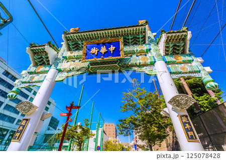 日本の横浜都市景観4月。春の訪れ…暖かい日差しを浴びる横浜中華街・延平門などを望む…＝14日 125078428