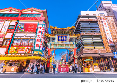 日本の横浜都市景観4月。春の訪れ…暖かい日差しを浴びる横浜中華街・善隣門などを望む…＝14日 125078543