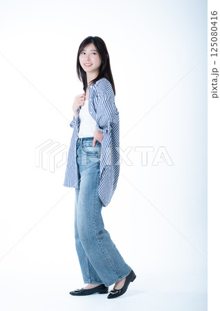 カメラ目線で微笑む若い女性 125080416