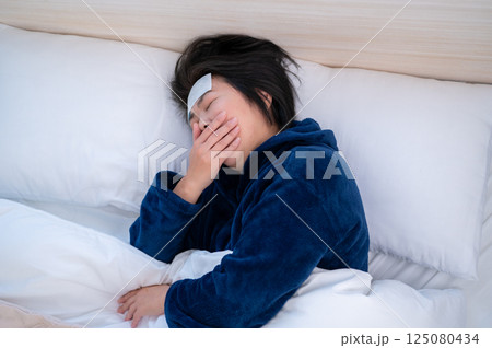 風邪で寝込む女性 風邪で寝込む女性 125080434