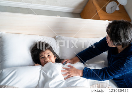 母親に起こされる女の子 125080435