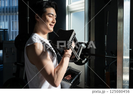 ダンベルで筋トレをする男性 ダンベルで筋トレをする男性 125080456