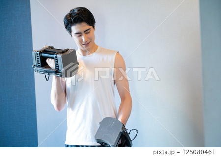 ダンベルで筋トレをする男性 125080461