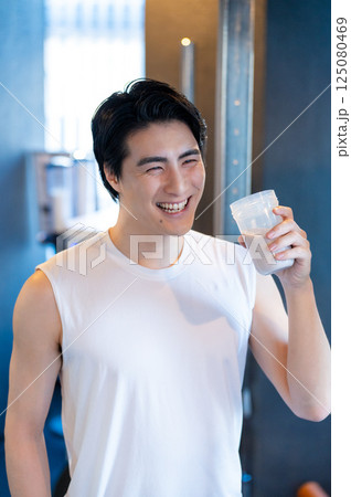 ジムでプロテインを飲む男性 125080469