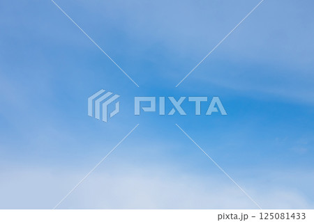 【青空と薄雲のグラデーション】空の風景 【青空と薄雲のグラデーション】空の風景 125081433