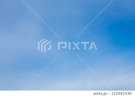 【青空と薄雲のグラデーション】空の風景 125081436