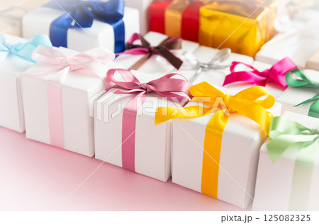 たくさんのプレゼント 贈り物 ギフト ギフトボックス リボン たくさん いっぱい たくさんのプレゼント 贈り物 ギフト ギフトボックス リボン たくさん いっぱい 125082325
