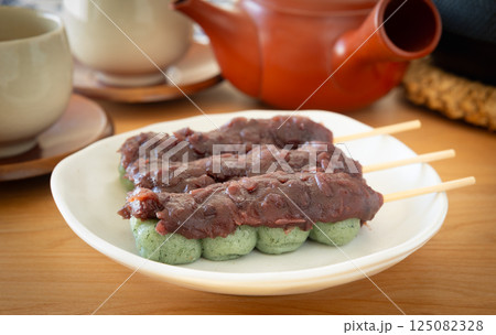 粒餡がのったよもぎ団子3本 和菓子 蓬団子 粒餡がのったよもぎ団子3本 和菓子 蓬団子 125082328