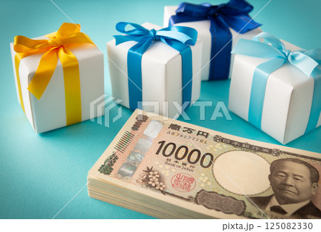 プレゼントと一万円札　ギフトボックス　贈り物　ギフト 125082330