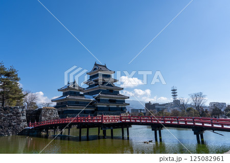 晴れの松本城と赤い橋 125082961