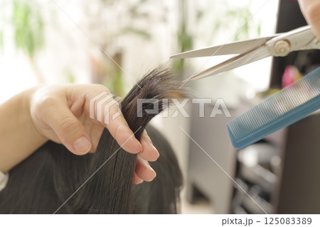 ヘアカットをする美容師の手元 ヘアカットをする美容師の手元 125083389