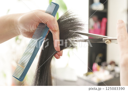 ヘアカットをする美容師の手元 125083390