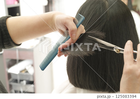 ヘアカットをする美容師の手元 125083394
